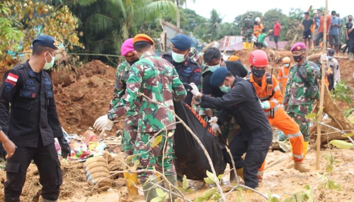 Danrem 033/ WP Tinjau Proses Pencarian Korban Bencana Tanah Longsor di Pulau Serasan, 17 orang Masih Hilang