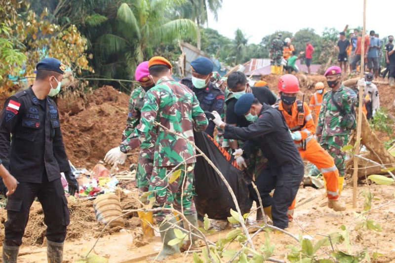 tim tanggap darurat bencana tanah longsor di Pulau Serasan saat evakuasi korban