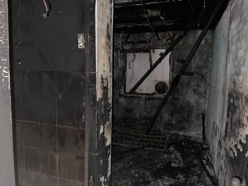 Kamar kos-kosan yang hangus terbakar oleh pelaku