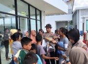 Bantuan Kemanusiaan Kapolri dan Ketua Bhayangkari disalurkan Bagi Korban Tanah Longsor di Pulau Serasan