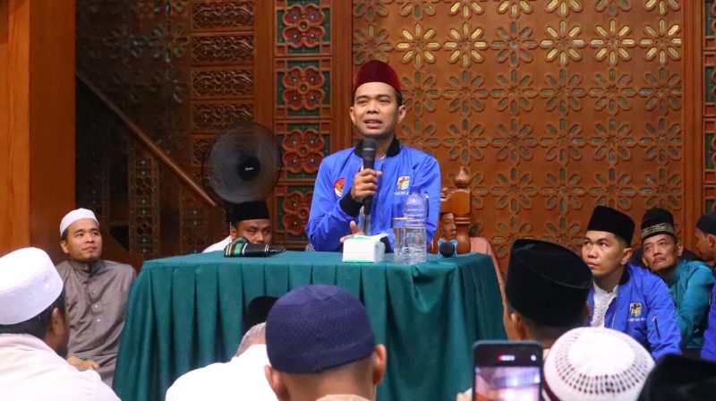 Ustadz Abdul Somad mengisi pengajian subuh di Masjid Besar Baitul Makmur Tanjung Uban