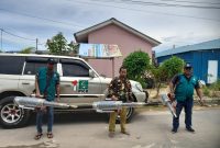 Anggota Banser NU saat melakukan Fogging di di area Komplek Perumahan Edofa Gardenia RT03/026 Marina Kecamatan Sekupang Kota Batam