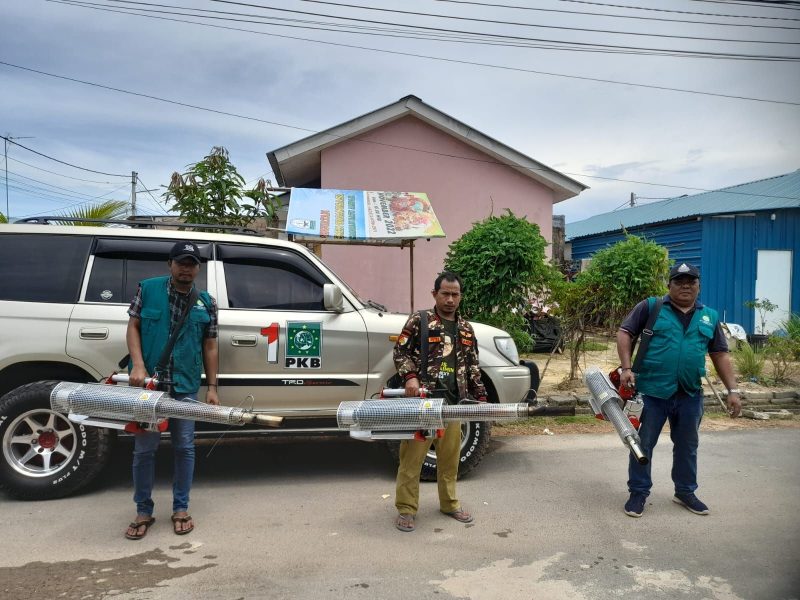 Anggota Banser NU saat melakukan Fogging di di area Komplek Perumahan Edofa Gardenia RT03/026 Marina Kecamatan Sekupang Kota Batam