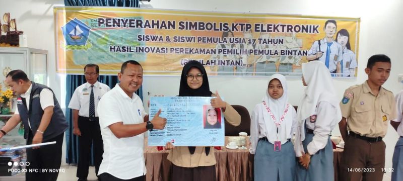 Secara simbolis seorang pelajar SLTA di Kabupaten Bintan menerima KTP elektronik oleh Disdukcapil