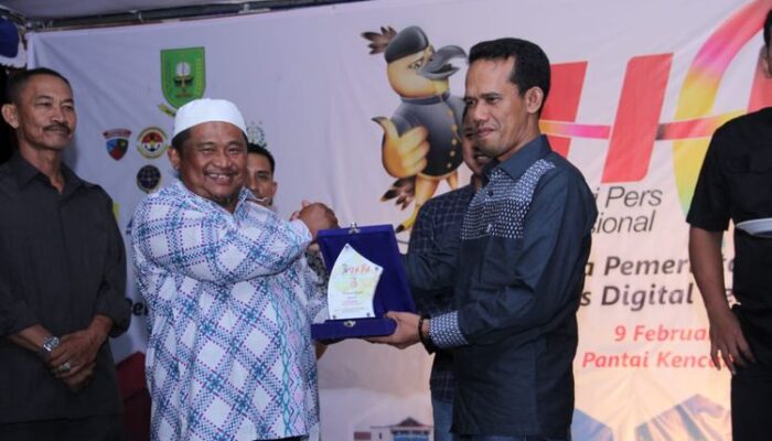 Ketua DPRD Natuna Terima Penghargaan Mitra Terbaik Dari Insan Pers Natuna