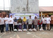 Gubernur Kepri Ansar Ahmad Salurkan Bantuan Kesejahteraan di Tanjung Unggat