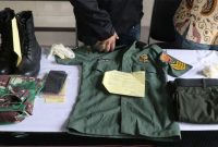 Barang bukti yang disita aparat Polda Metro jaya dari dua bandit yang mengaku sebagai anggota TNI. (toga/poskotanews)