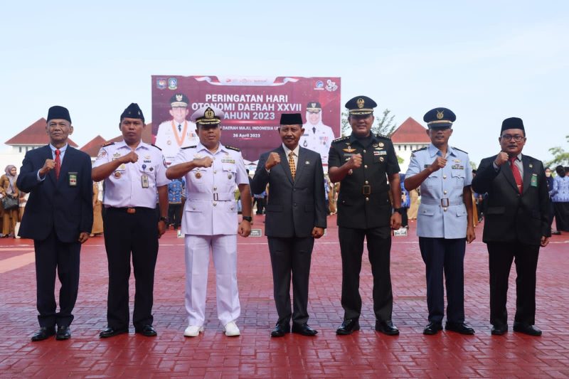 Sekdaprov Kepri Adi Prihantara bersama FKPD usai melakukan upacara gabungan di hari pertama masuk kerja