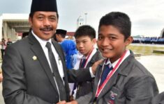 bupati karimun nurdin basirun saat memberikan penghargaan 20150503 162851