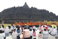 Para biksu dan umat Buddha melakukan doa bersama di pelataran Candi Borobudur. ANTARA/Heru Suyitno. Foto: tempo.co
