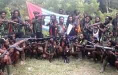 dua anggota tni terluka saat baku tembak dengan kkb di papua