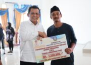 Gubernur Kepri Ansar Ahmad Salurkan Bantuan Insentif RT/RW dan Kesehatan