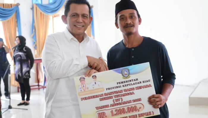 Gubernur Kepri Ansar Ahmad Salurkan Bantuan Insentif RT/RW dan Kesehatan