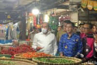 Gubsu Edy saat meninjau kios cabai di Pasar Petisah Medan. Foto : DetikSumut