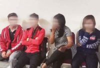 Imigran (baju merah) dan dua perempuan warga Tanjungpingpinang di Satpol-PP Tanjungpingpinang. - (tribunbatam)
