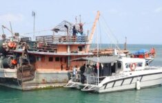 kapal pukat yang diamankan warga di lingga 20150626 145923
