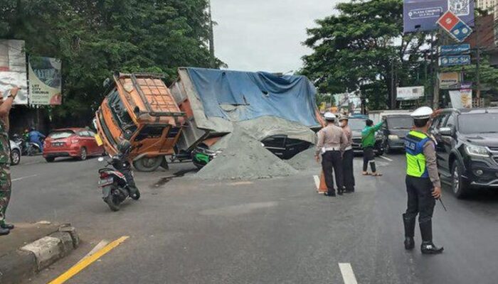 Kronologi Kecelakaan Truk Pasir Timpa Mobil TNI di Cibubur