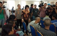 menyerahkan pelajar