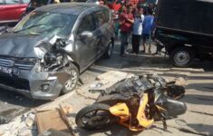 mobil nabrak motor