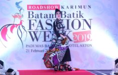 salah satu model memperagakan motif batik