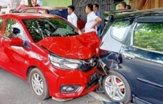 tabrakan beruntun tiga mobil sekaligus