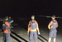Tim SAR masih melakukan pencarian terhadap korban hilang di Pantai Trikora 4. (Foto: Ary/Batamnews)