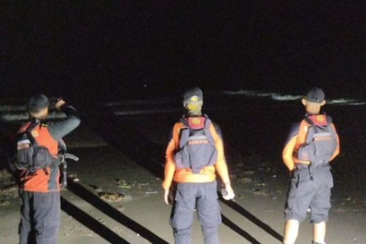 Tim SAR masih melakukan pencarian terhadap korban hilang di Pantai Trikora 4. (Foto: Ary/Batamnews)