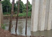 Proyek Turap di Kali Angke Kembangan Sisa 1 Meter