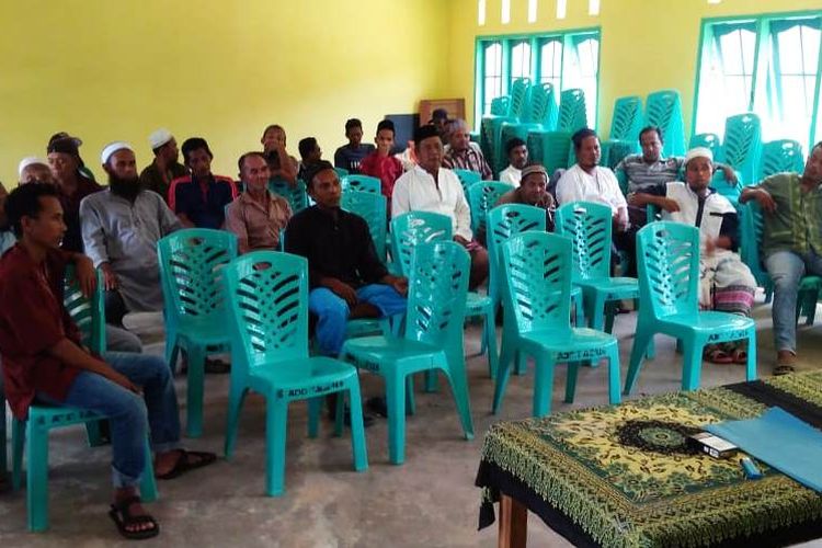 Rapat pertemuan tokoh masyarakat Desa Linau terkait tuntutan pengembalian sertifikat lahan warga yang diduga digelapkan oleh PT SSLP. (Herdoni)