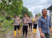 Puluhan Rumah Di Gunung Kijang Terendam Banjir, AKBP Riky Iswoyo Berikan Paket Sembako Bagi Warga