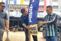 Pengurus PWI Provinsi Kepri sedang mempersiapkan kantor PWI Kepri jelang pelantikan kepengurusan mendatang, Senin (15/1/2024)