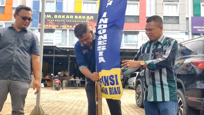 Pengurus PWI Provinsi Kepri sedang mempersiapkan kantor PWI Kepri jelang pelantikan kepengurusan mendatang, Senin (15/1/2024)