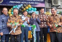 Ketua DPRD Provinsi Kepri Jumaga Nadeak di dampingi pejabat lainnya saat meresmikan Kantor PWI Provinsi Kepri, Sabtu (20/1/2024)