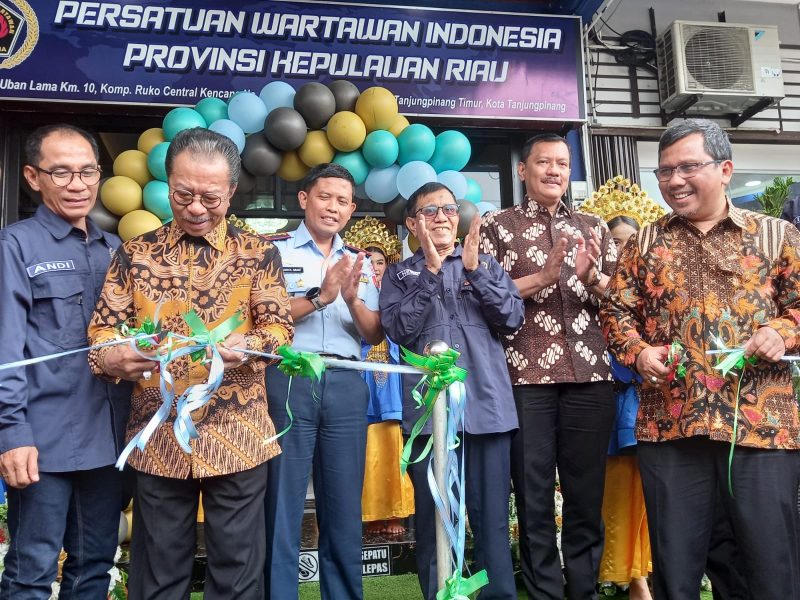 Ketua DPRD Provinsi Kepri Jumaga Nadeak di dampingi pejabat lainnya saat meresmikan Kantor PWI Provinsi Kepri, Sabtu (20/1/2024)