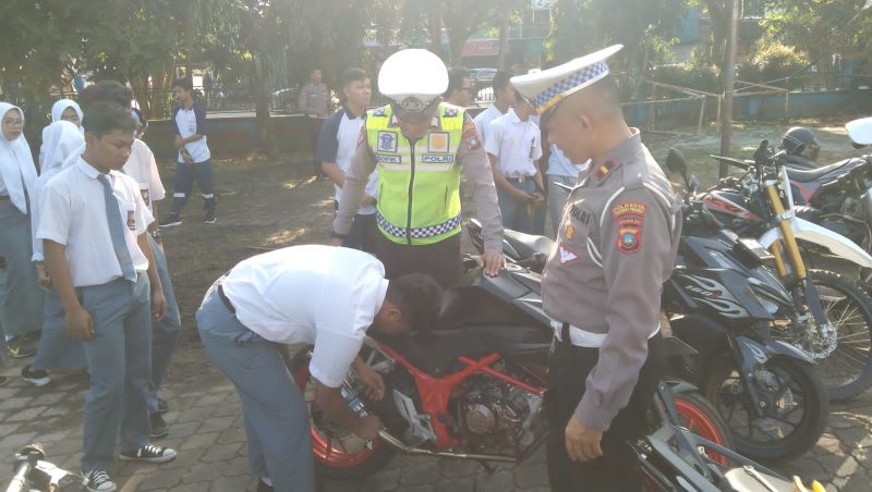Kanit Gakkum Satlantas Polresta Tanjungpinang saat mengecek kendaraan pelajar, Selasa (24/1/2024)