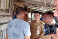 Pj Walikota Tanjungpinang Hasan bersama dinas terkait melihat langsung kondisi RTLH RW 01 Senggarang, Senin (29/1/2024)