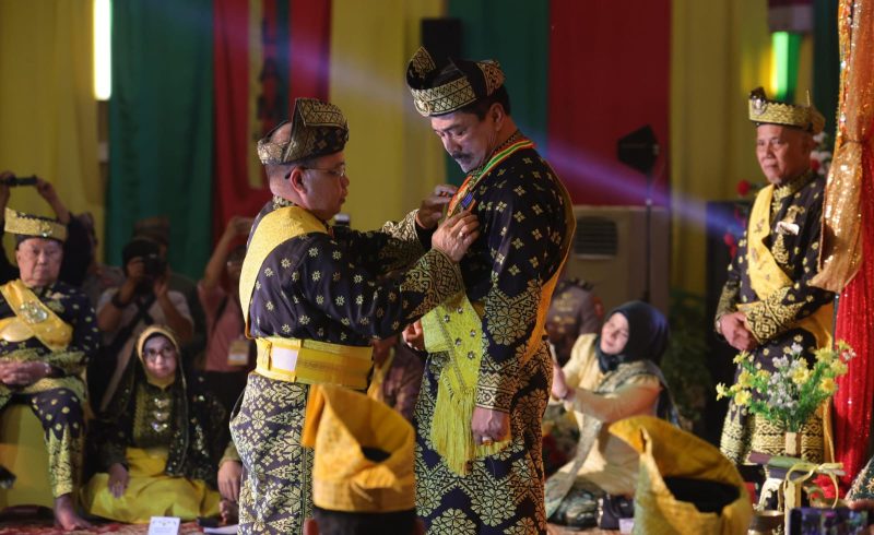 Sekretaris LAM Kepri Menyematkan Gelar Dato Seri Sakti Bhayangkara Utama kepada Wakapolri Komjen Pol Agus Andrianto, Sabtu (3/2/2024)