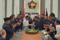 Pemotongan tumpeng yang diberikan Hasan kepada Ketua PWI Kepri,  Jumat (9/2/2024)