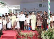 Wali Kota Batam Muhammad Rudi Serahkan Akta Kelahiran dan KIA bersama Menteri Risma pada LKSA se Batam