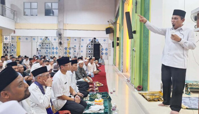 Gubernur Kepulauan Riau Bersama Menparekraf RI Terawih di Masjid Mukhtarul Arifin Tembesi