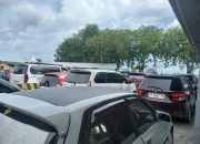 Antrean Kendaraan di Pelabuhan Roro Tanjung Uban Pada Hari Pertama Idul Fitri 1445 H