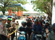 Polres Bintan Berikan Tiket Balik Gratis Bagi Pemudik Di Pelabuhan ASDP Tanjung Uban