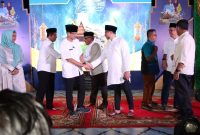 Ketua DPRD Kota Batam Nuryanto (kanan) bersalaman dengan Menparekraf Sandiaga Uno saat penutupan Batam Wonderfood & Art di Taman Dang Anom, Sabtu (31/3/2024).