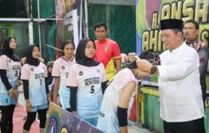 Gubernur Ansar Menyerahkan Medali kepada Juara Turnamen Bola Voli Putri U 23