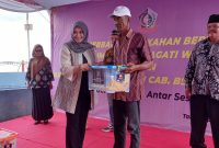 Istri Panglima TNI sekaligus Ketua Umum IKKT Pragati Wira Anggini Evi Agus Subiyanto menyerahkan secara simbolis bantuan sembako kepada nelayan, Sabtu (18/5/2024)