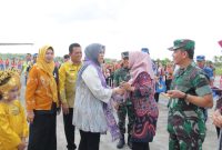 Sambutan kedatangan Ketua Umum IKKT Pragati Wira Anggini di Bandara RHF Tanjungpinang, Sabtu (18/5/2024)