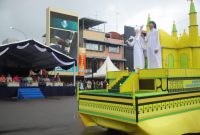 Replika Masjid Raya Sultan Riau Penyengat saat tampil pada pawai Taaruf MTQH X,  Senin (20/5/2024)