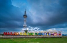 2023 05 02 indah dan uniknya masjid sultan mahmud riayat syah di batam kepulauan riau 1