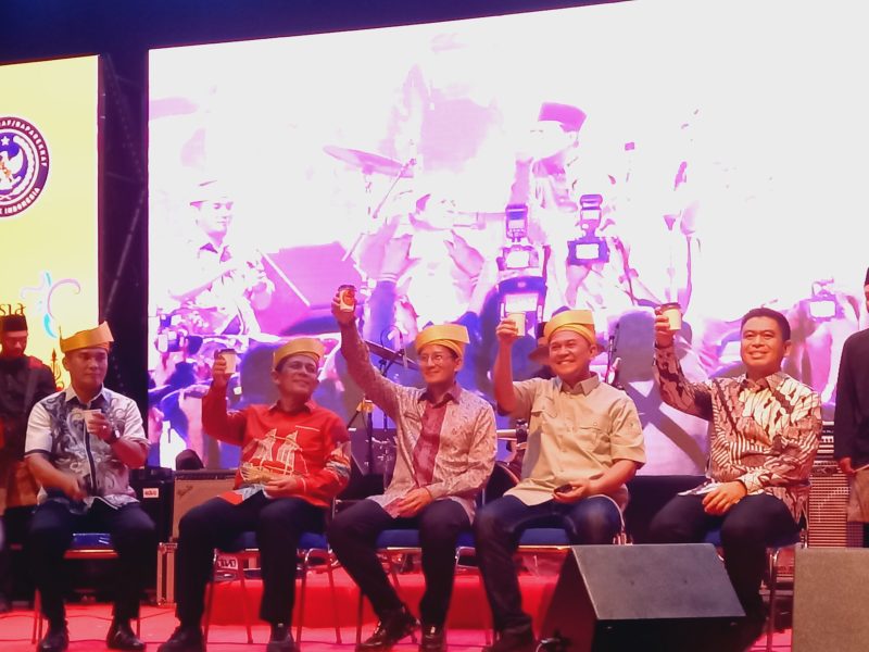 Menparekraf, Gubernur Kepri, Pj Walikota Tanjungpinang dan Endipat Wijaya bersulang Kopi bersama masyarakat Tanjungpinang, Minggu (4/8/2024) malam. Foto: Indrapriyadi