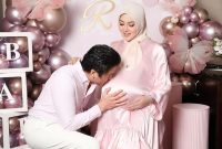 Syahrini dan suaminya saat menanti kehadiran anak pertamanya 